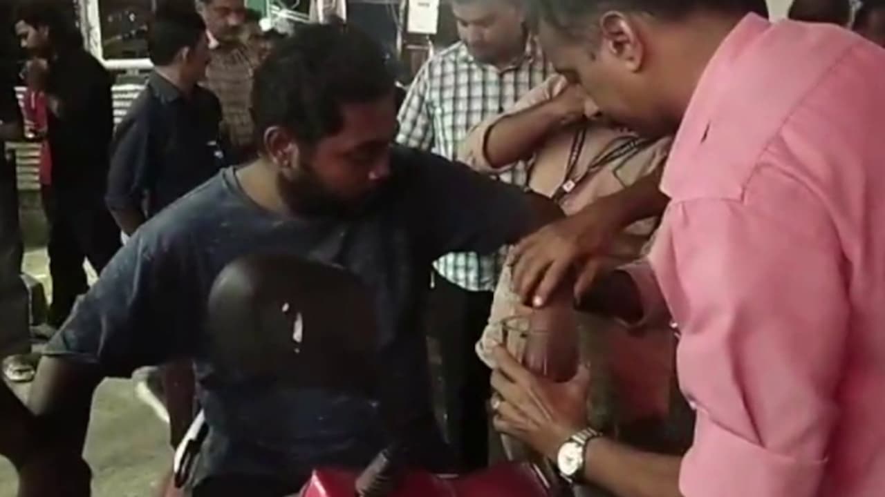 കൈക്കൂലിയുമായി വാടക വീട്ടിലെത്താൻ പറഞ്ഞു; പണം കൈപ്പറ്റുന്നതിനിടെ ജൂനിയർ ഹെൽത്ത് ഇൻസ്പെക്ടര് കയ്യോടെ പിടിയിൽ കൈക്കൂലിയുമായി വാടക വീട്ടിലെത്താൻ പറഞ്ഞു; പണം കൈപ്പറ്റുന്നതിനിടെ ജൂനിയർ ഹെൽത്ത് ഇൻസ്പെക്ടര് കയ്യോടെ പിടിയിൽ