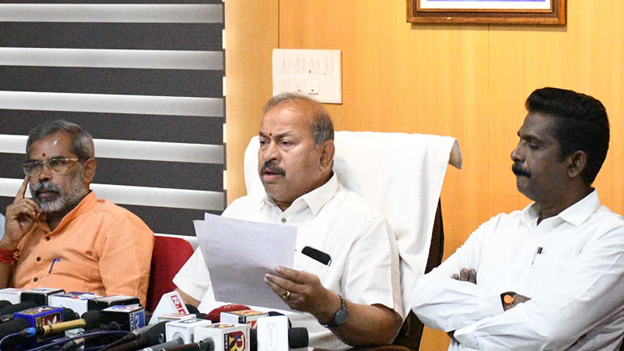 ಸಚಿವ ಮಧು ಬಂಗಾರಪ್ಪಗೆ ಅಧಿಕಾರದ ಪಿತ್ತ ನೆತ್ತಿಗೇರಿದೆ: ಶಾಸಕ ಎಸ್.ಎನ್.ಚನ್ನಬಸಪ್ಪ ಆಕ್ರೋಶ ಸಚಿವ ಮಧು ಬಂಗಾರಪ್ಪಗೆ ಅಧಿಕಾರದ ಪಿತ್ತ ನೆತ್ತಿಗೇರಿದೆ: ಶಾಸಕ ಎಸ್.ಎನ್.ಚನ್ನಬಸಪ್ಪ ಆಕ್ರೋಶ