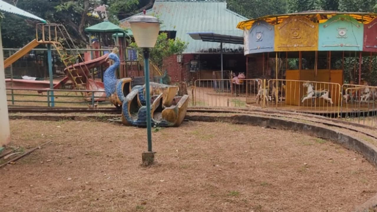 മഴയും വെയിലും കൊണ്ട് കുട്ടികളുടെ പാർക്ക് നശിച്ചു, തലസ്ഥാനത്തെ മ്യൂസിയം കോമ്പൗണ്ടിൽ കാണാം ലക്ഷങ്ങളുടെ നഷ്ടം മഴയും വെയിലും കൊണ്ട് കുട്ടികളുടെ പാർക്ക് നശിച്ചു, തലസ്ഥാനത്തെ മ്യൂസിയം കോമ്പൗണ്ടിൽ കാണാം ലക്ഷങ്ങളുടെ നഷ്ടം