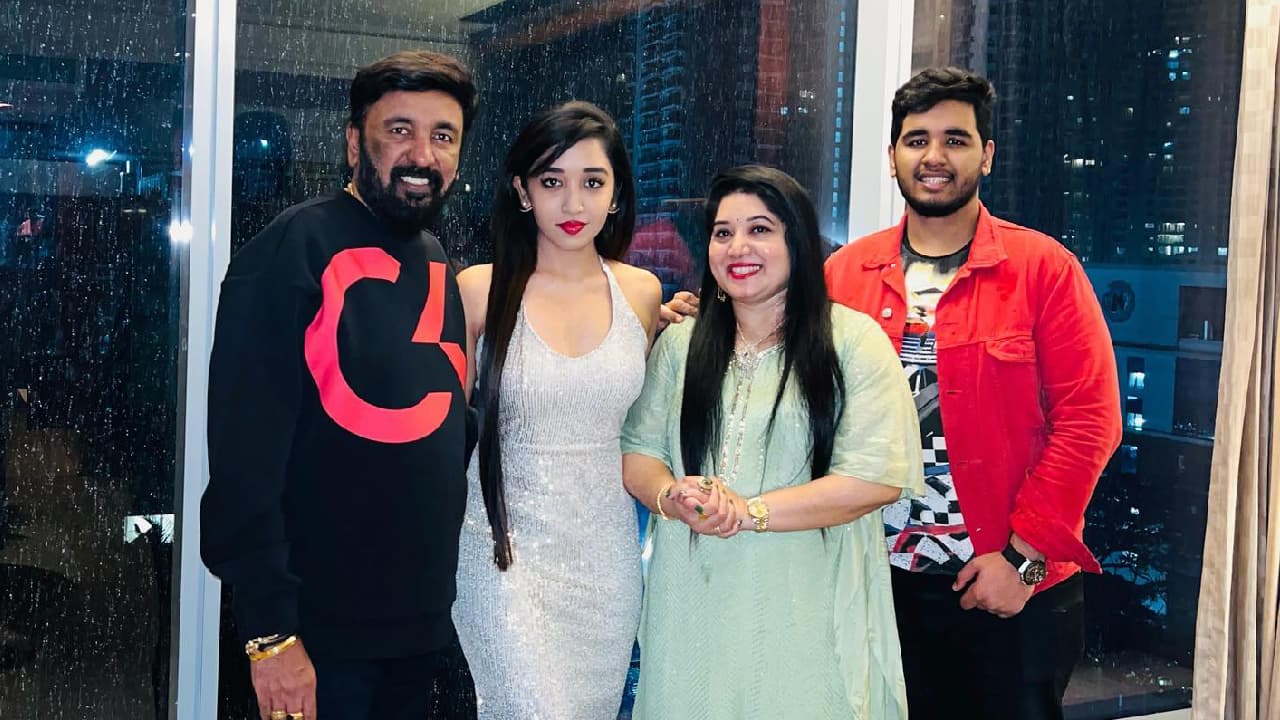 ಮೃತ ತಂದೆ, ಸ್ಯಾಂಡಲ್ವುಡ್ ನಿರ್ಮಾಪಕ ಸೌಂದರ್ಯ ಜಗದೀಶ್ ಕನಸನ್ನು ನನಸು ಮಾಡಿದ ಪುತ್ರಿ! ಇದು 10 ವರ್ಷಗಳ ತಪಸ್ಸು..! ಮೃತ ತಂದೆ, ಸ್ಯಾಂಡಲ್ವುಡ್ ನಿರ್ಮಾಪಕ ಸೌಂದರ್ಯ ಜಗದೀಶ್ ಕನಸನ್ನು ನನಸು ಮಾಡಿದ ಪುತ್ರಿ! ಇದು 10 ವರ್ಷಗಳ ತಪಸ್ಸು..!