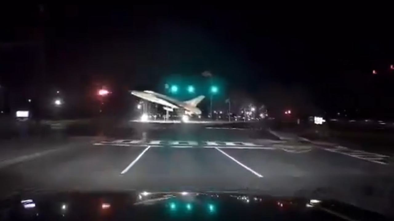 Caught on camera: Chilling moment when American Airlines jet collided with military chopper mid air (WATCH) Caught on camera: Chilling moment when American Airlines jet collided with military chopper mid air (WATCH)