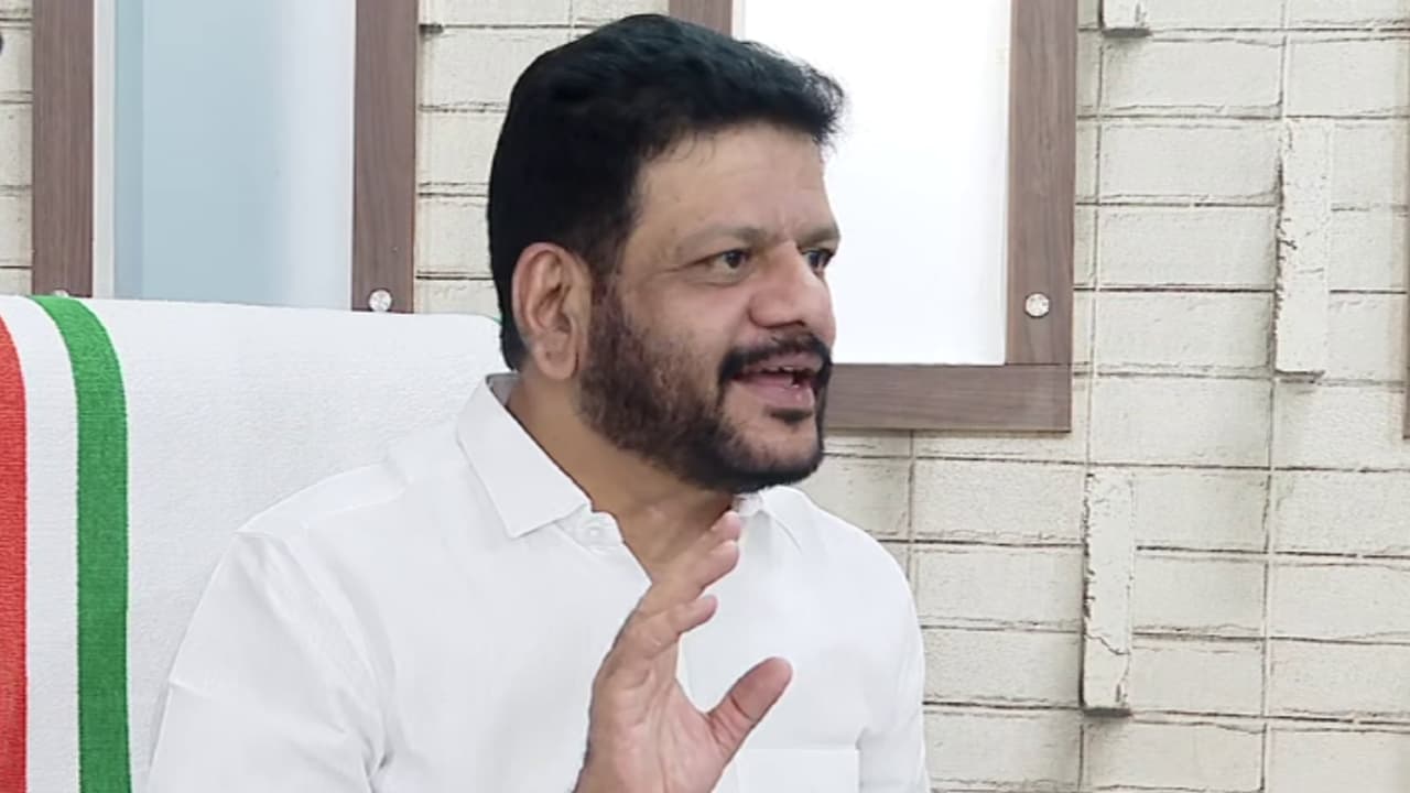 അവിശ്വാസപ്രമേയം എന്തിന്? എലപ്പുള്ളി പഞ്ചായത്ത് ഭരണം മദ്യക്കമ്പനിക്കായി സിപിഎം അട്ടിമറിക്കുന്നു: വികെ ശ്രീകണ്ഠൻ അവിശ്വാസപ്രമേയം എന്തിന്? എലപ്പുള്ളി പഞ്ചായത്ത് ഭരണം മദ്യക്കമ്പനിക്കായി സിപിഎം അട്ടിമറിക്കുന്നു: വികെ ശ്രീകണ്ഠൻ