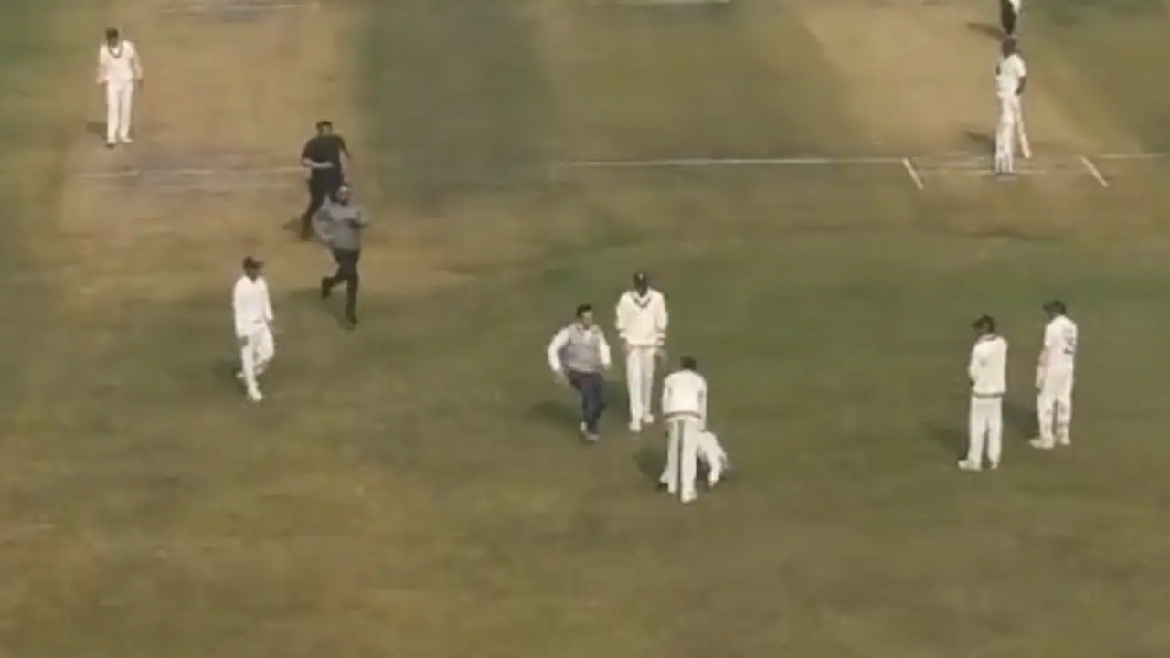 Virat Kohli's Ranji return: Fan runs in to touch star batter's feet at Arun Jaitley stadium; WATCH viral video