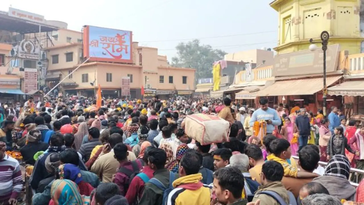 அயோத்தியில் பால ராமரை தரிசிக்க குவியும் லட்சக்கணக்கான பக்தர்கள்!