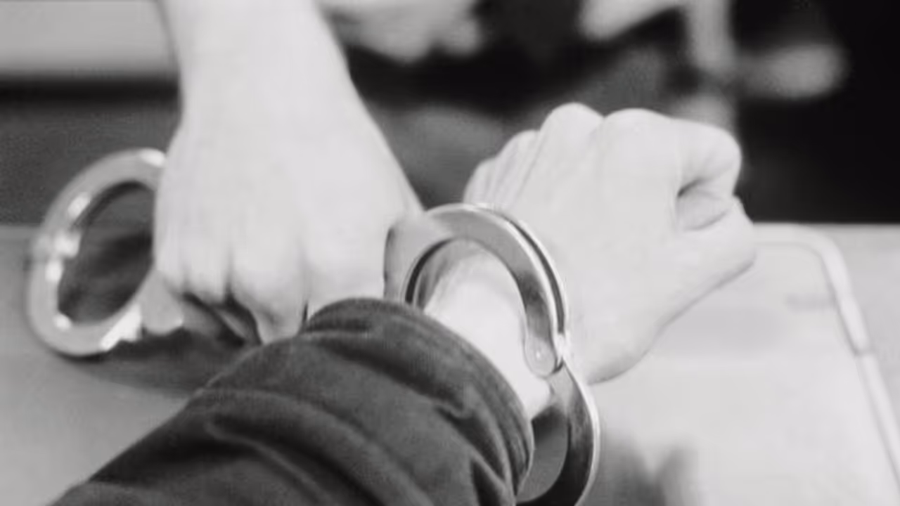 സീരീസ് കണ്ട് മോഷണം ഉഷാറാക്കി, പക്ഷേ ഐഡിയ പാളി, വിടാതെ പൊലീസ്, ഒടുവില് അറസ്റ്റ് സീരീസ് കണ്ട് മോഷണം ഉഷാറാക്കി, പക്ഷേ ഐഡിയ പാളി, വിടാതെ പൊലീസ്, ഒടുവില് അറസ്റ്റ്