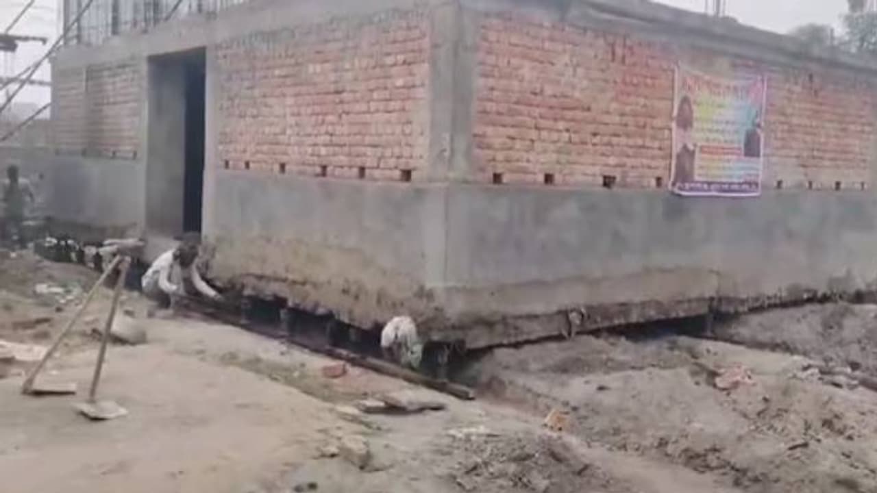 ആശിച്ചുവച്ച നാലുമുറി വീട്, പൊളിക്കാതെ അങ്ങനെ തന്നെ ഇരുപതടി ദൂരത്തേക്ക് മാറ്റാൻ യുവാവ്, പത്തടി മാറ്റി ആശിച്ചുവച്ച നാലുമുറി വീട്, പൊളിക്കാതെ അങ്ങനെ തന്നെ ഇരുപതടി ദൂരത്തേക്ക് മാറ്റാൻ യുവാവ്, പത്തടി മാറ്റി