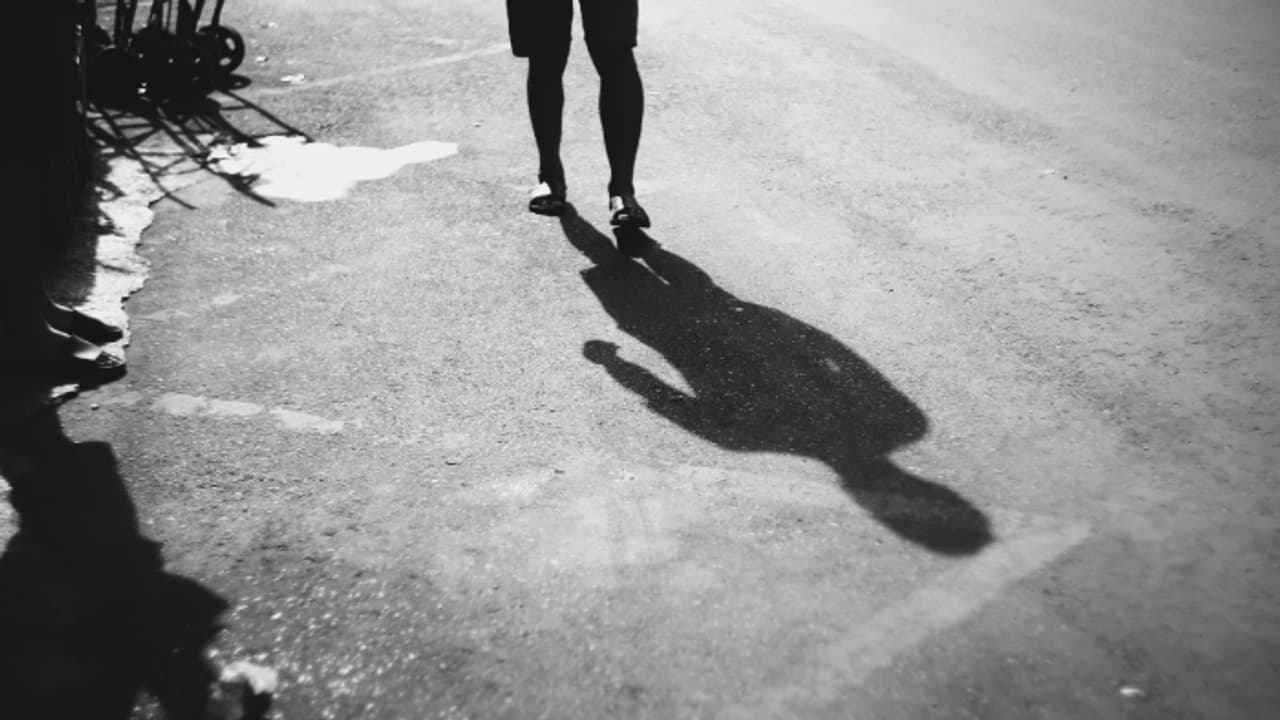 റോഡിലൂടെ കയ്യിലൊരു കുപ്പിയുമായി നടന്നു, കണ്ടാൽ കുടിവെള്ളം; സംശയം തോന്നി പരിശോധന, പ്രവാസി കുവൈത്തിൽ പിടിയിൽ 