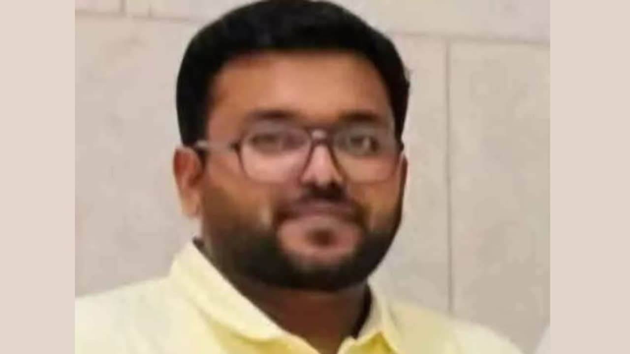 ഭാര്യയും മക്കളും ഒമാനിലേക്ക് വരാനിരിക്കെ മലയാളി യുവാവ് ഹൃദയാഘാതം മൂലം മരിച്ചു ഭാര്യയും മക്കളും ഒമാനിലേക്ക് വരാനിരിക്കെ മലയാളി യുവാവ് ഹൃദയാഘാതം മൂലം മരിച്ചു