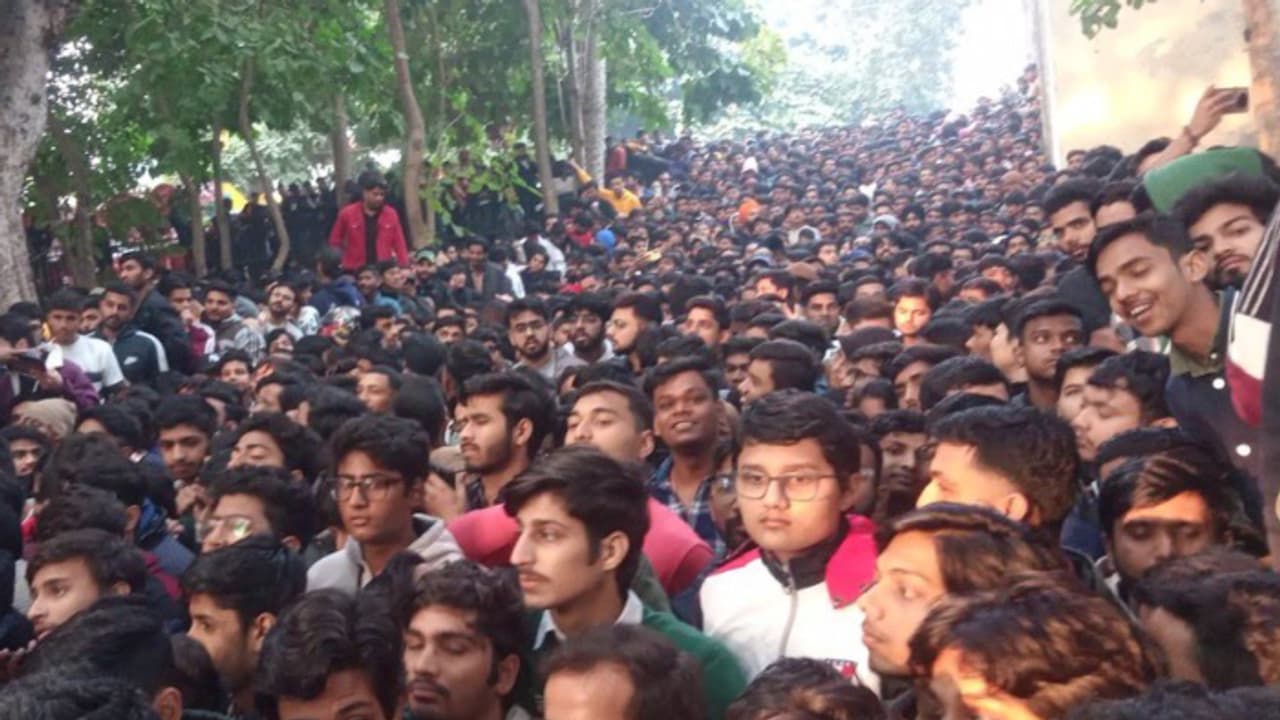 രഞ്ജി ട്രോഫി: വിരാട് കോലിയുടെ കളി കാണാന് ഇടിച്ചുകയറി ആരാധകര്, ലാത്തി വീശി പോലീസ്; നിരവധിപേര്ക്ക് പരിക്ക് രഞ്ജി ട്രോഫി: വിരാട് കോലിയുടെ കളി കാണാന് ഇടിച്ചുകയറി ആരാധകര്, ലാത്തി വീശി പോലീസ്; നിരവധിപേര്ക്ക് പരിക്ക്