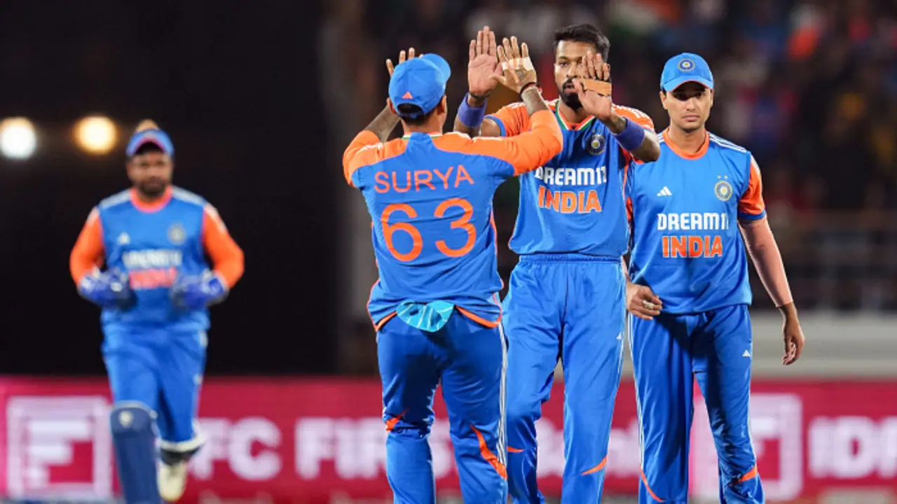 'ഹാർദ്ദിക്കിന് പകരം സൂര്യകുമാറിനെ ക്യാപ്റ്റനാക്കിയപ്പോൾ ഞെട്ടിപ്പോയി'; തുറന്നുപറഞ്ഞ് ഇന്ത്യൻ മുൻ പരിശീലകൻ 'ഹാർദ്ദിക്കിന് പകരം സൂര്യകുമാറിനെ ക്യാപ്റ്റനാക്കിയപ്പോൾ ഞെട്ടിപ്പോയി'; തുറന്നുപറഞ്ഞ് ഇന്ത്യൻ മുൻ പരിശീലകൻ