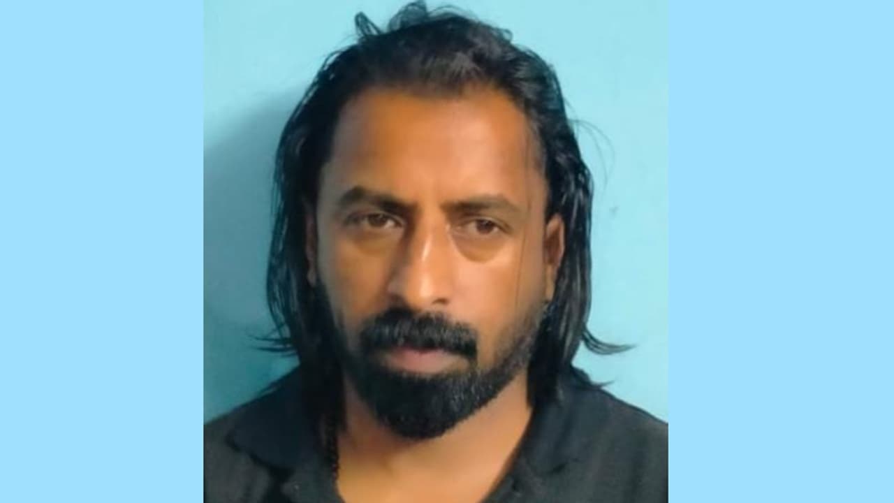 മേലെ ചിന്നാറിലെ വീട്ടിൽ ദിവസങ്ങളായി നിരീക്ഷണം, ഒടുവിൽ ജോച്ചന്റെ വീട്ടിൽ പരിശോധിച്ചു, പിടിച്ചത് 2 കിലോ കഞ്ചാവ് മേലെ ചിന്നാറിലെ വീട്ടിൽ ദിവസങ്ങളായി നിരീക്ഷണം, ഒടുവിൽ ജോച്ചന്റെ വീട്ടിൽ പരിശോധിച്ചു, പിടിച്ചത് 2 കിലോ കഞ്ചാവ്