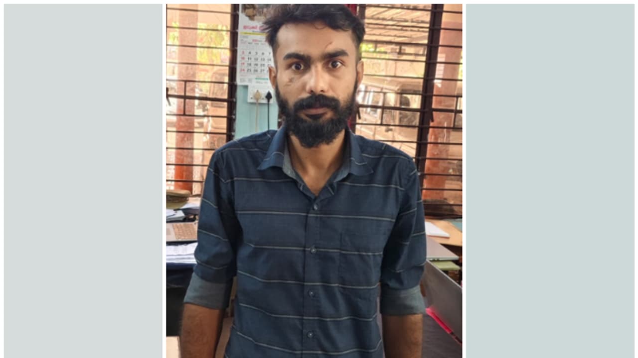 രഹസ്യം വിവരം കിട്ടി പൊലീസ് എത്തി, ബൈക്ക് ഉപേക്ഷിച്ച് ഓടിയിട്ടും രക്ഷപെട്ടില്ല; കഞ്ചാവുമായി യുവാവ് അറസ്റ്റിൽ രഹസ്യം വിവരം കിട്ടി പൊലീസ് എത്തി, ബൈക്ക് ഉപേക്ഷിച്ച് ഓടിയിട്ടും രക്ഷപെട്ടില്ല; കഞ്ചാവുമായി യുവാവ് അറസ്റ്റിൽ