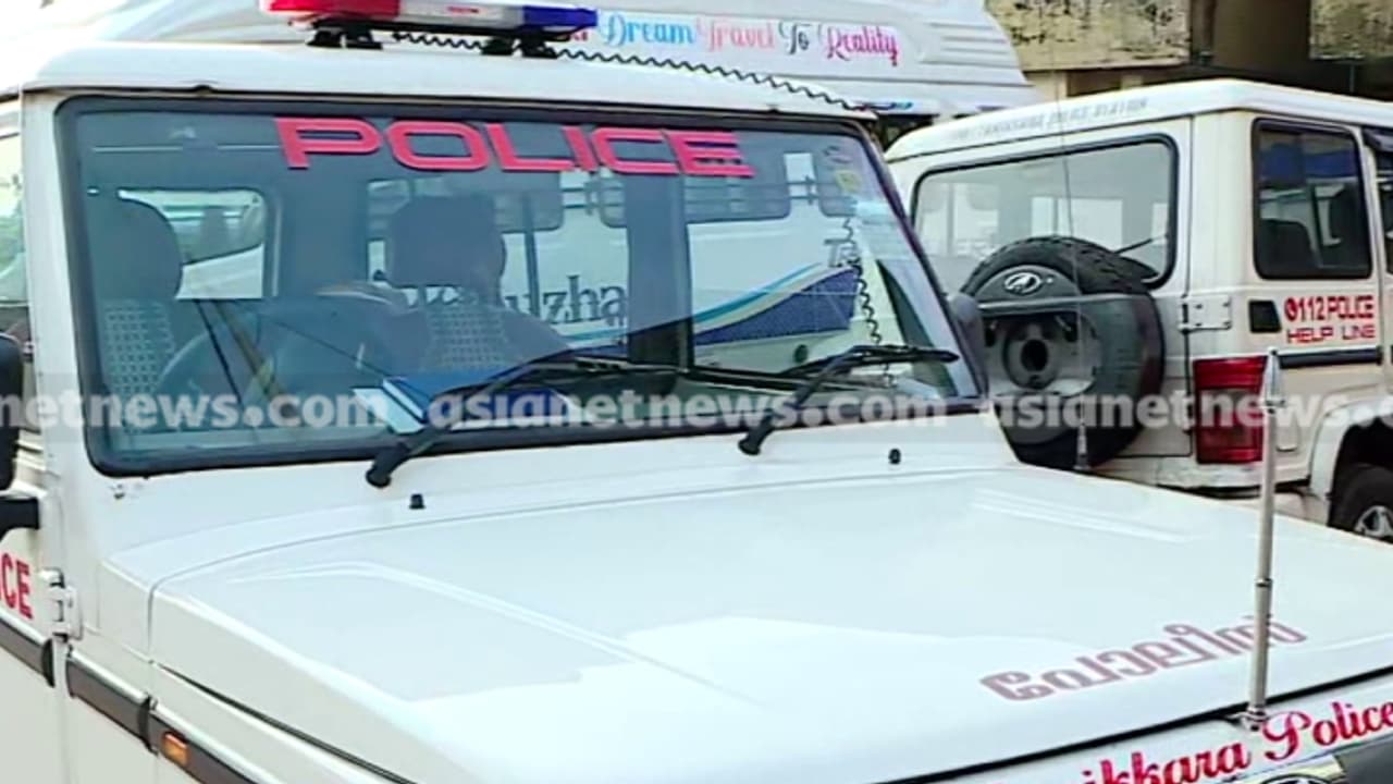 കഞ്ചാവ് വേട്ടക്കിടെ പൊലീസുകാർക്ക് നേരെ ആക്രമണം; പ്രതി കസ്റ്റഡിയിൽ, 2 കിലോ കഞ്ചാവുമായി 2 പേരും പിടിയിൽ കഞ്ചാവ് വേട്ടക്കിടെ പൊലീസുകാർക്ക് നേരെ ആക്രമണം; പ്രതി കസ്റ്റഡിയിൽ, 2 കിലോ കഞ്ചാവുമായി 2 പേരും പിടിയിൽ