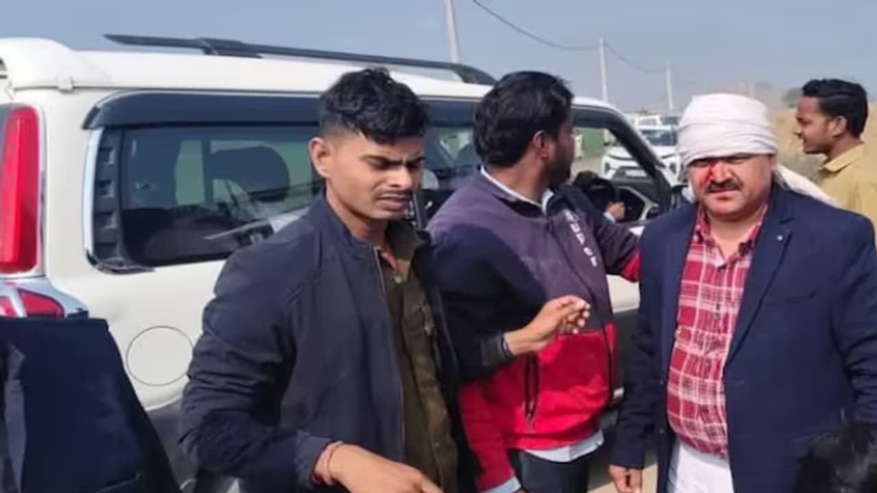 മധ്യസ്ഥ ചര്ച്ചക്കെത്തിയ കോണ്ഗ്രസ് എംപിക്ക് നേരെ ആള്ക്കൂട്ട ആക്രമണം, തലക്ക് ഗുരുതര പരിക്ക് മധ്യസ്ഥ ചര്ച്ചക്കെത്തിയ കോണ്ഗ്രസ് എംപിക്ക് നേരെ ആള്ക്കൂട്ട ആക്രമണം, തലക്ക് ഗുരുതര പരിക്ക്