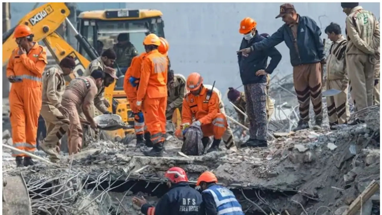 ബഹുനില കെട്ടിടം തകർന്നുവീണു, അവശിഷ്ടങ്ങൾക്കടിയിൽ അകപ്പെട്ട് നാലംഗ കുടുംബം; ദില്ലിയിൽ നടന്നത് അത്ഭുത രക്ഷപ്പെടൽ ബഹുനില കെട്ടിടം തകർന്നുവീണു, അവശിഷ്ടങ്ങൾക്കടിയിൽ അകപ്പെട്ട് നാലംഗ കുടുംബം; ദില്ലിയിൽ നടന്നത് അത്ഭുത രക്ഷപ്പെടൽ