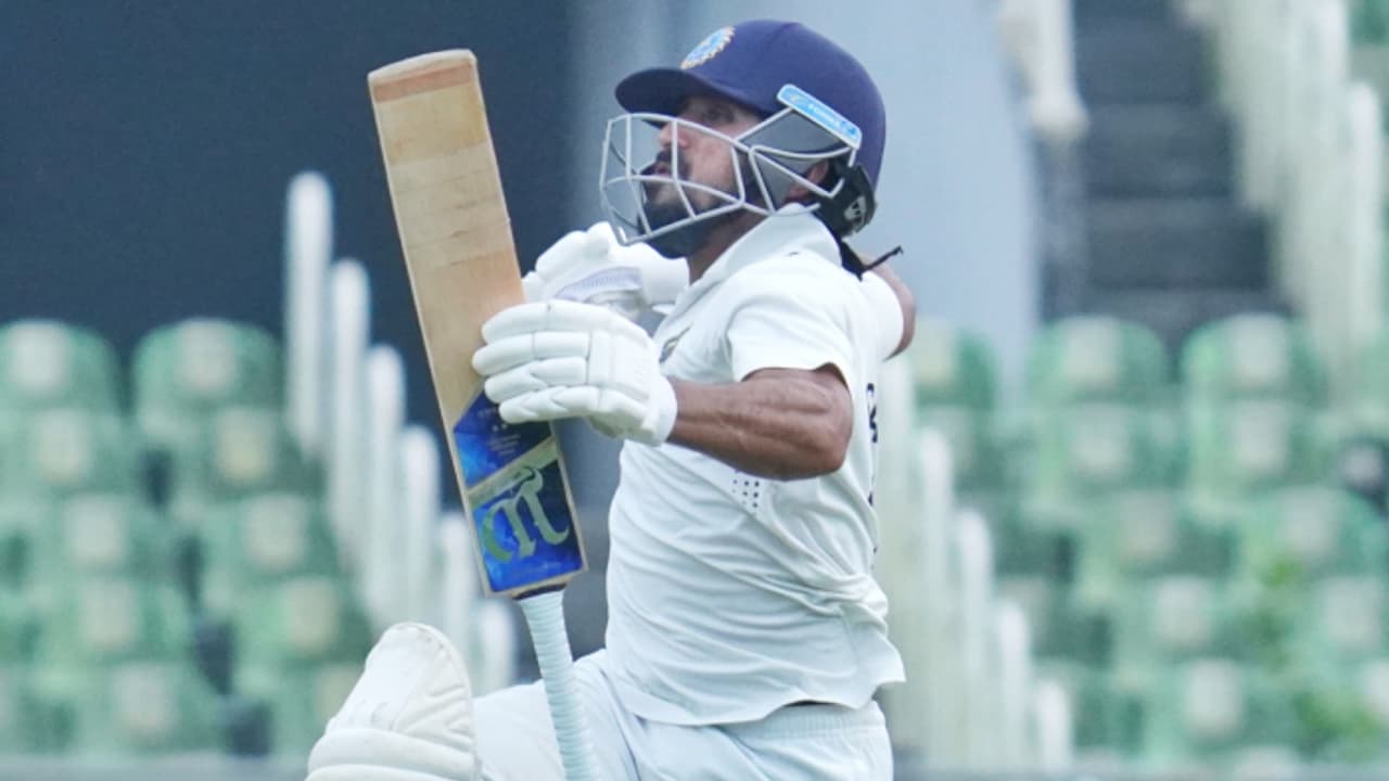 അവസാന വിക്കറ്റില് 81 റണ്സ് കൂട്ടുകെട്ട്! ജമ്മു കശ്മീരിനെതിരെ കേരളത്തിന് നിര്ണായക ലീഡ്, സല്മാന് സെഞ്ചുറി അവസാന വിക്കറ്റില് 81 റണ്സ് കൂട്ടുകെട്ട്! ജമ്മു കശ്മീരിനെതിരെ കേരളത്തിന് നിര്ണായക ലീഡ്, സല്മാന് സെഞ്ചുറി