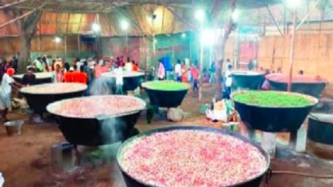 ಕೊಪ್ಪಳ: ಮಹಾದಾಸೋಹದಲ್ಲಿ ಬರೋಬ್ಬರಿ 2300 ಕ್ವಿಂಟಲ್ ಖಾದ್ಯ ಬಳಕೆ ಕೊಪ್ಪಳ: ಮಹಾದಾಸೋಹದಲ್ಲಿ ಬರೋಬ್ಬರಿ 2300 ಕ್ವಿಂಟಲ್ ಖಾದ್ಯ ಬಳಕೆ