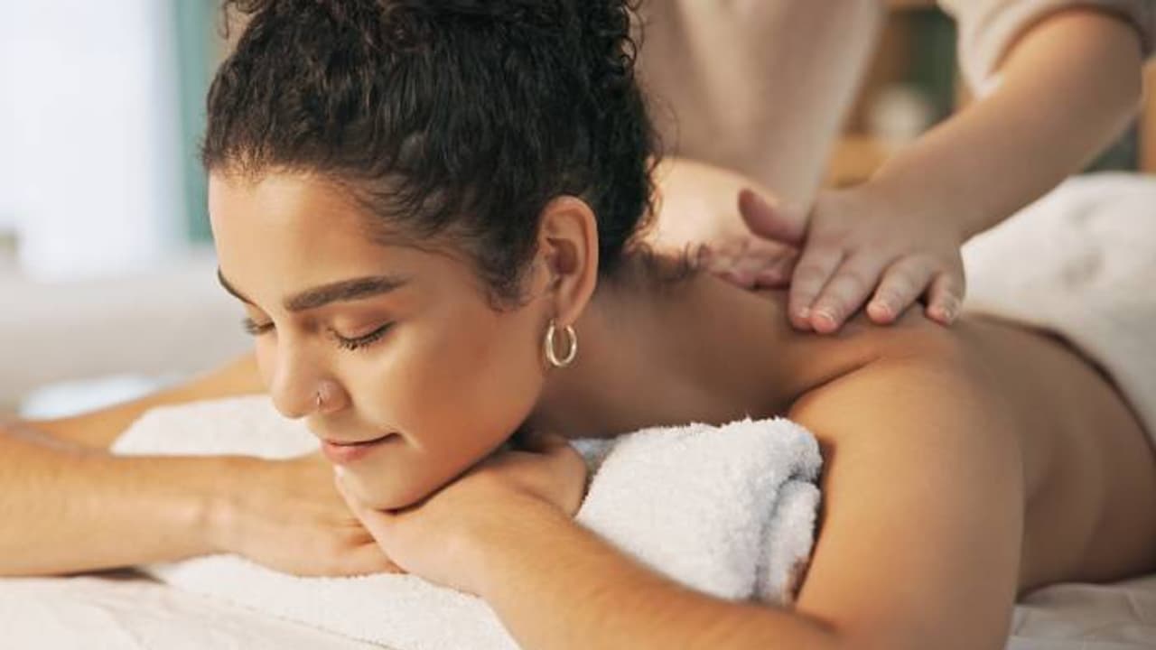 90 രൂപയ്ക്ക് 80 മിനിറ്റ് മസാജ്, ഓഫറിനു വേണ്ടുന്ന കണ്ടീഷന്സ് കേട്ടാല് അതിലും ഞെട്ടും 90 രൂപയ്ക്ക് 80 മിനിറ്റ് മസാജ്, ഓഫറിനു വേണ്ടുന്ന കണ്ടീഷന്സ് കേട്ടാല് അതിലും ഞെട്ടും