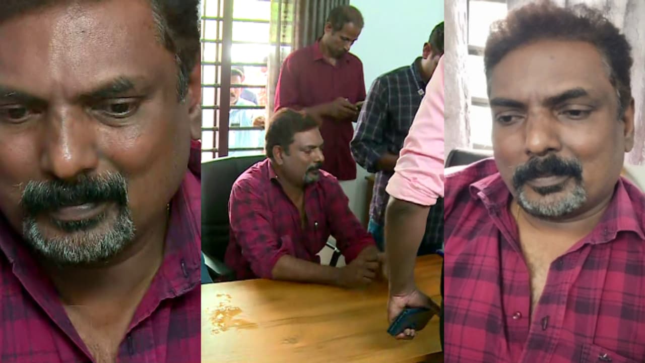 3000 രൂപ വാങ്ങി വലതുകാലിലെ സോക്സിനുള്ളിൽ ഒളിപ്പിച്ചു; കൈക്കൂലി വാങ്ങുന്നതിനിടെ വില്ലേജ് ഓഫീസർ പിടിയിൽ 3000 രൂപ വാങ്ങി വലതുകാലിലെ സോക്സിനുള്ളിൽ ഒളിപ്പിച്ചു; കൈക്കൂലി വാങ്ങുന്നതിനിടെ വില്ലേജ് ഓഫീസർ പിടിയിൽ