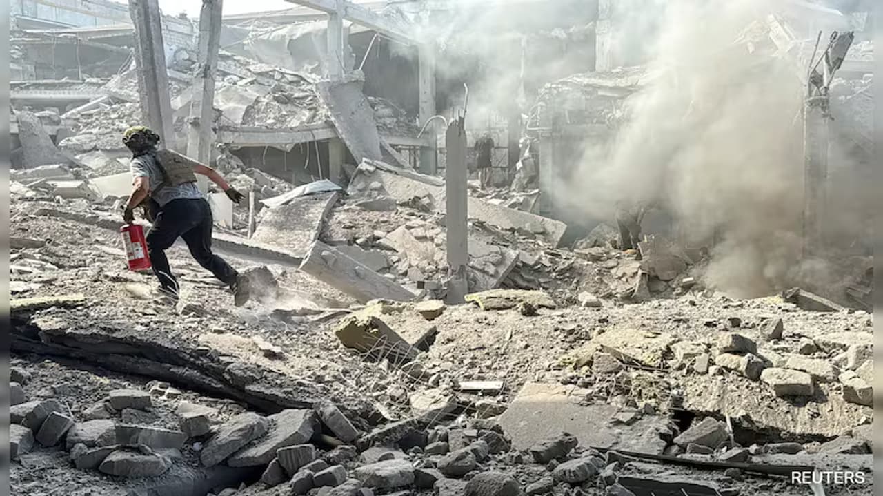 യുക്രൈനില് വീണ്ടും റഷ്യൻ വ്യോമാക്രമണം, 9 പേർ കൊല്ലപ്പെട്ടു; കുറ്റവാളികള് ശിക്ഷിക്കപ്പെടുമെന്ന് സെലന്സ്കി യുക്രൈനില് വീണ്ടും റഷ്യൻ വ്യോമാക്രമണം, 9 പേർ കൊല്ലപ്പെട്ടു; കുറ്റവാളികള് ശിക്ഷിക്കപ്പെടുമെന്ന് സെലന്സ്കി