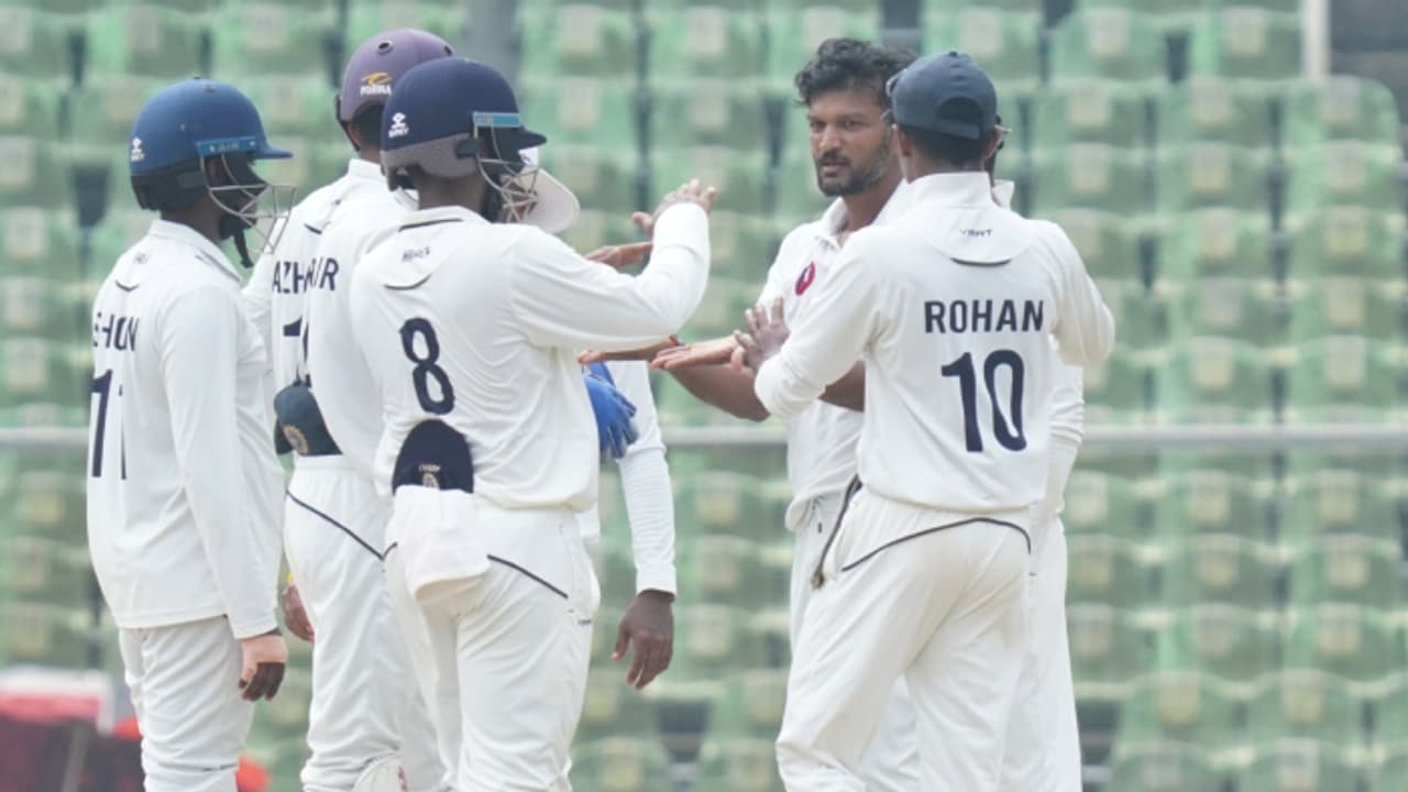 ഒടുവില് ഗുജറാത്തിനെതിരെ കേരളത്തിന് ബ്രേക്ക് ത്രൂ! രഞ്ജി സെമി ഫൈലില് കടമ്പകള് ഇനിയുമേറെ ഒടുവില് ഗുജറാത്തിനെതിരെ കേരളത്തിന് ബ്രേക്ക് ത്രൂ! രഞ്ജി സെമി ഫൈലില് കടമ്പകള് ഇനിയുമേറെ