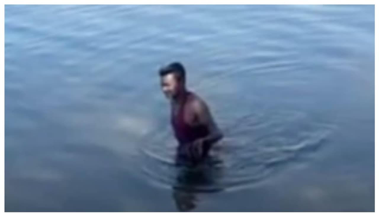 കുളത്തിൽ അസ്വാഭാവികത; എക്സൈസ് ഉദ്യോഗസ്ഥരെത്തി മുങ്ങിത്തപ്പിയപ്പോൾ കിട്ടിയത് 8,700 കിലോ വാഷും 370 ലി. മദ്യവും കുളത്തിൽ അസ്വാഭാവികത; എക്സൈസ് ഉദ്യോഗസ്ഥരെത്തി മുങ്ങിത്തപ്പിയപ്പോൾ കിട്ടിയത് 8,700 കിലോ വാഷും 370 ലി. മദ്യവും