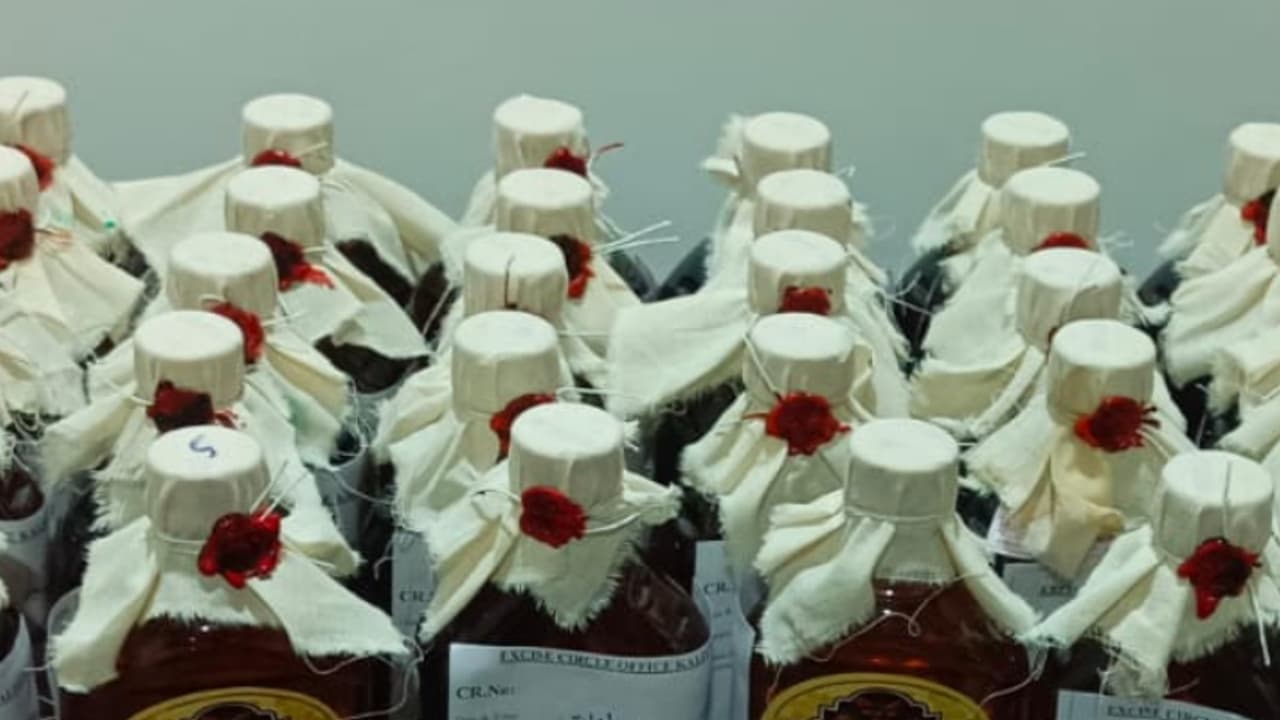 കല്‍പ്പറ്റ ജനമൈത്രി ജങ്ഷനിൽ വാഹന പരിശോധനക്കിടെ വന്ന ഓട്ടോ, പരിശോധിച്ചപ്പോൾ 34 കുപ്പി വിദേശമദ്യം; 4 പേർ പിടിയിൽ