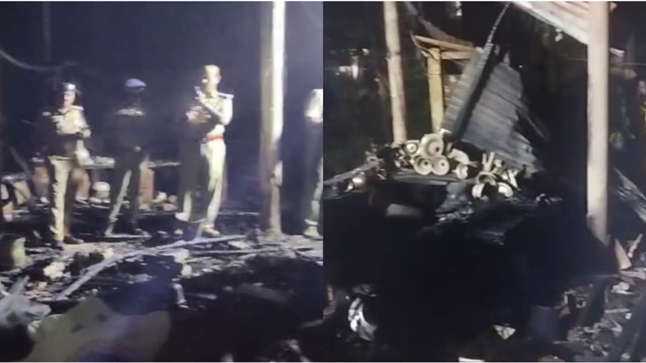 ആലപ്പുഴ മാന്നാറിൽ വീടിനു തീ പിടിച്ച് വൃദ്ധ ദമ്പതികൾ മരിച്ചു; മകനെ കാണാനില്ല, ദുരൂഹതയെന്ന് പൊലീസ് ആലപ്പുഴ മാന്നാറിൽ വീടിനു തീ പിടിച്ച് വൃദ്ധ ദമ്പതികൾ മരിച്ചു; മകനെ കാണാനില്ല, ദുരൂഹതയെന്ന് പൊലീസ്