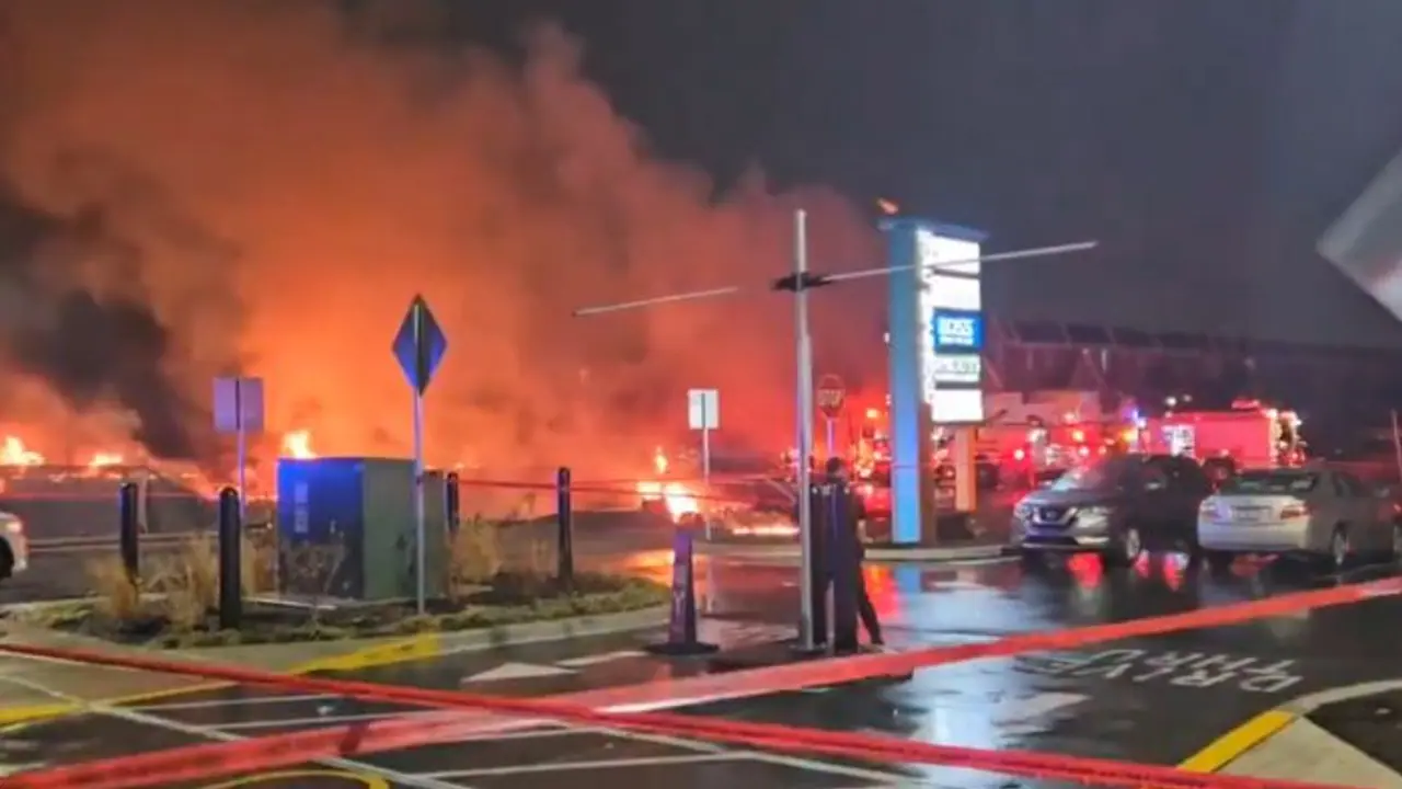 USA: Small plane with 2 aboard crashes into Philadelphia homes, triggers fire; Casualties feared (WATCH) USA: Small plane with 2 aboard crashes into Philadelphia homes, triggers fire; Casualties feared (WATCH)