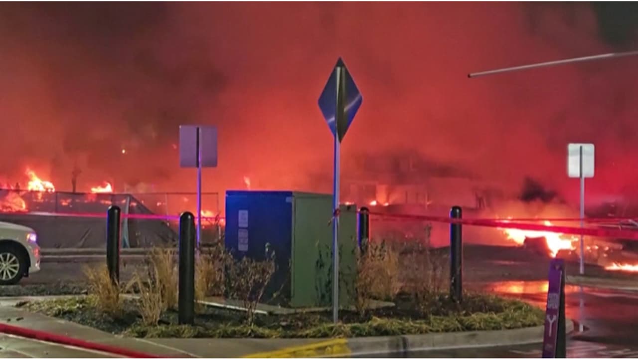 അമേരിക്കയിലെ ഫിലഡൽഫിയയിൽ ജനവാസ മേഖലയിൽ ചെറുവിമാനം തകർന്നു വീണു; വിമാനത്തിൽ 6 പേർ, വീടുകൾക്ക് തീപിടിച്ചു അമേരിക്കയിലെ ഫിലഡൽഫിയയിൽ ജനവാസ മേഖലയിൽ ചെറുവിമാനം തകർന്നു വീണു; വിമാനത്തിൽ 6 പേർ, വീടുകൾക്ക് തീപിടിച്ചു