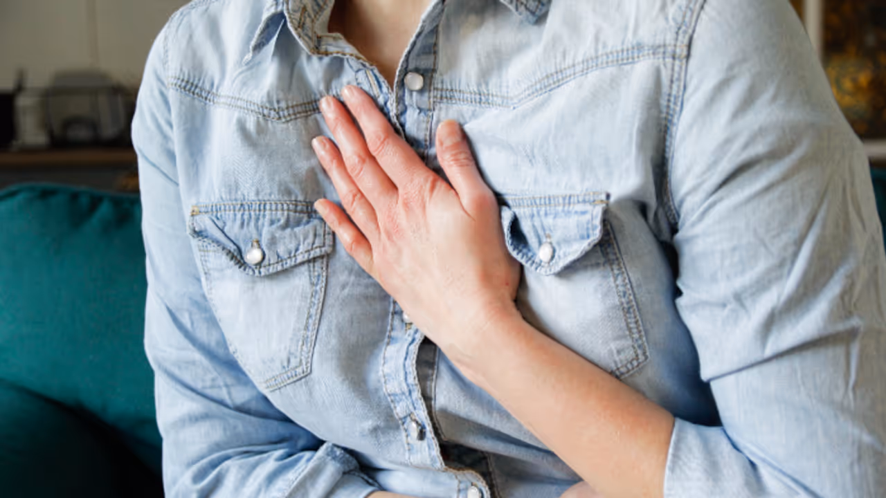 ഹാര്ട്ട് അറ്റാക്കിന്റെ പ്രധാനപ്പെട്ട എട്ട് ലക്ഷണങ്ങളെ തിരിച്ചറിയാം ഹാര്ട്ട് അറ്റാക്കിന്റെ പ്രധാനപ്പെട്ട എട്ട് ലക്ഷണങ്ങളെ തിരിച്ചറിയാം