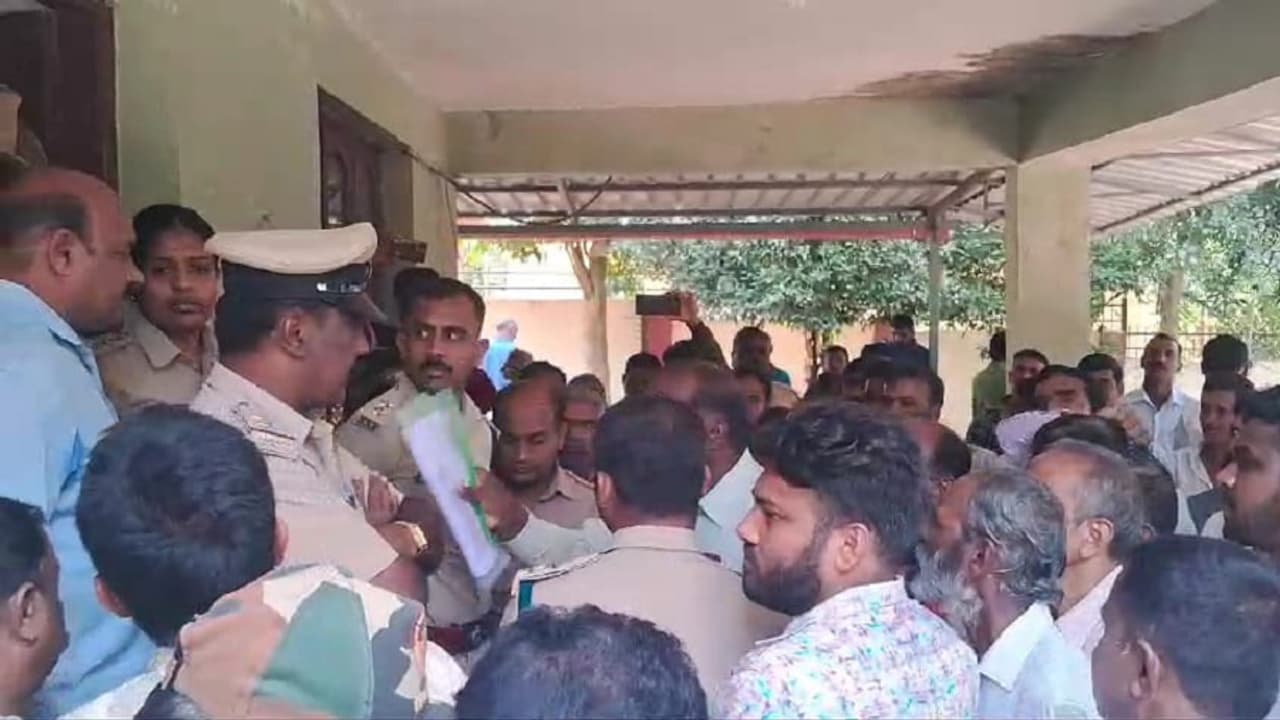 ಇಲಾಖೆಗಳ ಗೊಂದಲಕ್ಕೆ ಮೂರು ವರ್ಷಗಳಿಂದ ರಸ್ತೆ ಕಾಮಗಾರಿ ಸ್ಥಗಿತ: ಬೇಸತ್ತ ಜನರಿಂದ ಮುತ್ತಿಗೆ ಹಾಕಿ ಆಕ್ರೋಶ ಇಲಾಖೆಗಳ ಗೊಂದಲಕ್ಕೆ ಮೂರು ವರ್ಷಗಳಿಂದ ರಸ್ತೆ ಕಾಮಗಾರಿ ಸ್ಥಗಿತ: ಬೇಸತ್ತ ಜನರಿಂದ ಮುತ್ತಿಗೆ ಹಾಕಿ ಆಕ್ರೋಶ