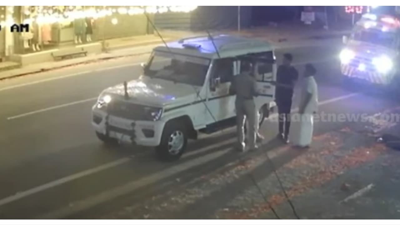 ഡി സോൺ കലോത്സവത്തിലെ സംഘർഷം; കെഎസ്യുക്കാരെ ആംബുലൻസിൽ കയറ്റിയ ഇൻസ്പെക്ടറിന് സസ്പെൻഷൻ ഡി സോൺ കലോത്സവത്തിലെ സംഘർഷം; കെഎസ്യുക്കാരെ ആംബുലൻസിൽ കയറ്റിയ ഇൻസ്പെക്ടറിന് സസ്പെൻഷൻ