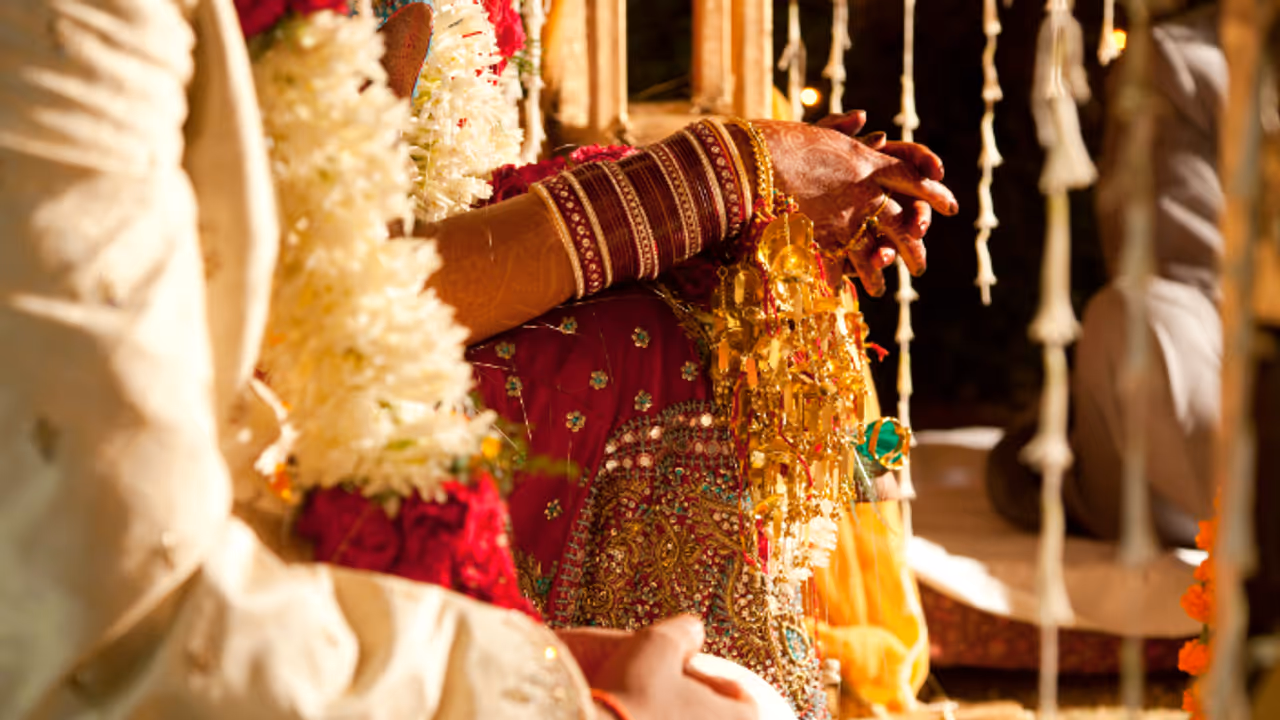 കൂട്ടുകാർ നിര്ബന്ധിച്ചു, 'ചോളി കെ പീച്ചേ ക്യാ ഹേ യ്ക്ക് നൃത്തം ചെയ്ത് വരന്', ട്വിസ്റ്റ്; കല്യാണമേ മുടങ്ങി! കൂട്ടുകാർ നിര്ബന്ധിച്ചു, 'ചോളി കെ പീച്ചേ ക്യാ ഹേ യ്ക്ക് നൃത്തം ചെയ്ത് വരന്', ട്വിസ്റ്റ്; കല്യാണമേ മുടങ്ങി!