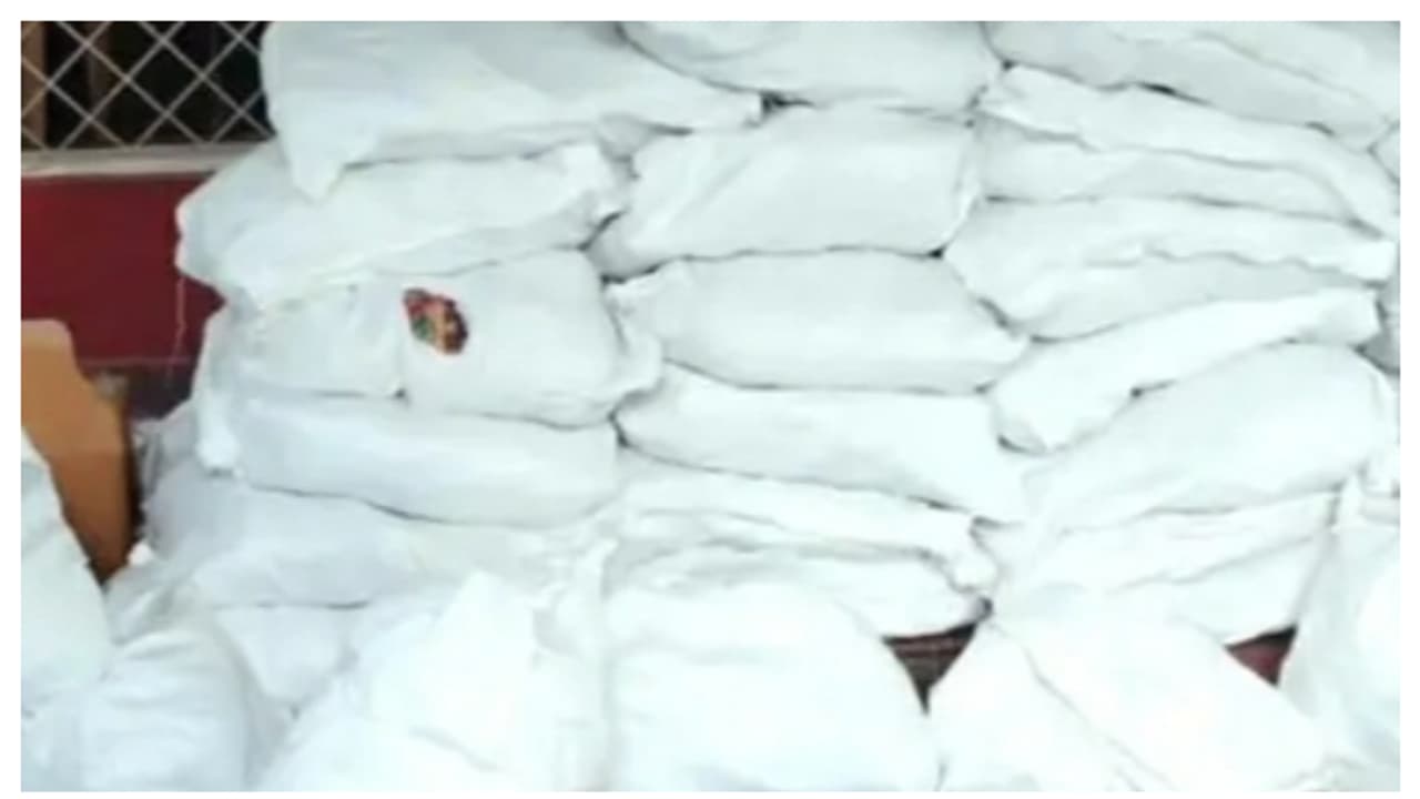 എസ്പി ഓഫിസിനടുത്ത് രാജസ്ഥാൻ സ്വദേശി മുറിയെടുത്തെന്ന് രഹസ്യവിവരം, പൊലീസ് പരിശോധയിൽ കിട്ടിയത് 150 കിലോ പുകയില! എസ്പി ഓഫിസിനടുത്ത് രാജസ്ഥാൻ സ്വദേശി മുറിയെടുത്തെന്ന് രഹസ്യവിവരം, പൊലീസ് പരിശോധയിൽ കിട്ടിയത് 150 കിലോ പുകയില!