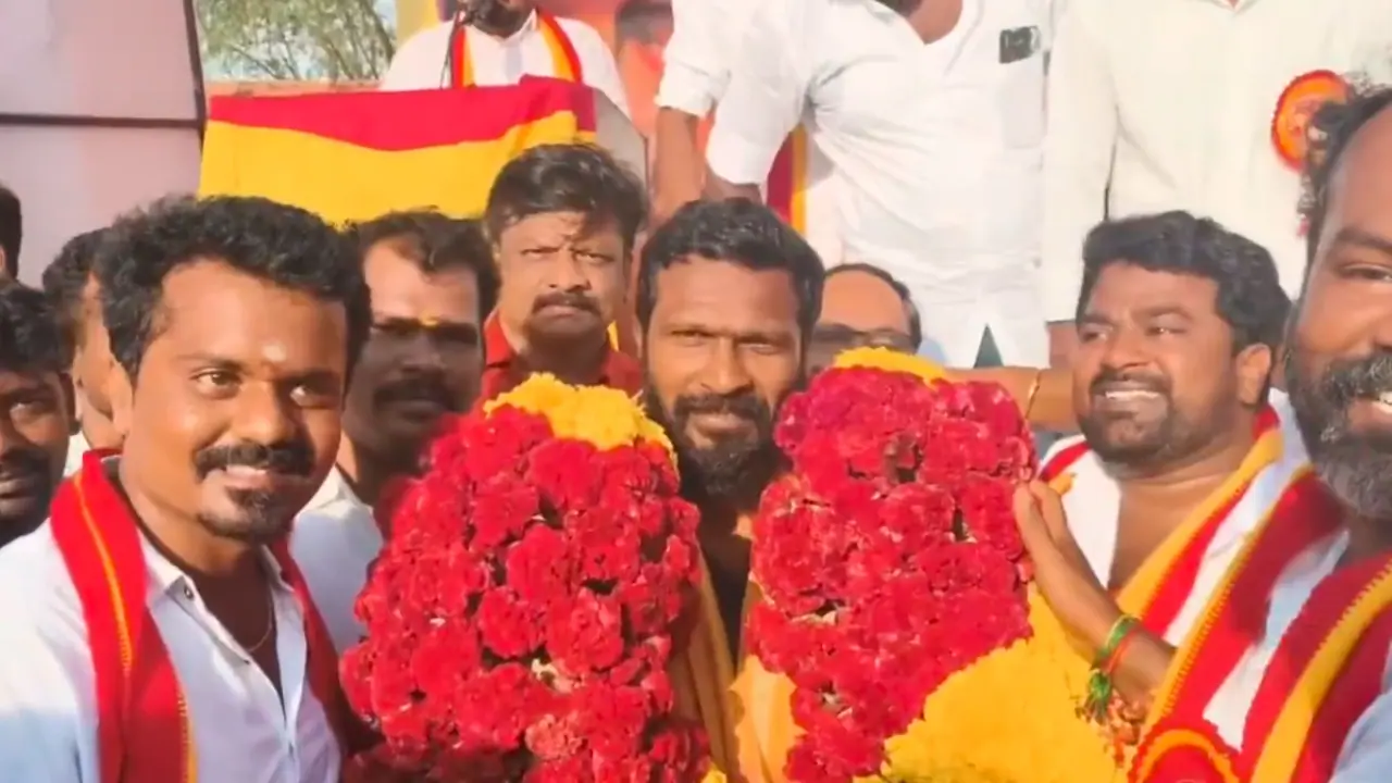 Vetrimaaran in TVK: தமிழக வெற்றிக் கழகத்தில் வெற்றிமாறன்? மாலை அணிவித்து வரவேற்ற தவெக வினர்! Vetrimaaran in TVK: தமிழக வெற்றிக் கழகத்தில் வெற்றிமாறன்? மாலை அணிவித்து வரவேற்ற தவெக வினர்!