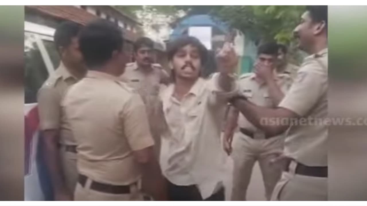 കോഴിക്കോട് സ്കൂൾ വാര്ഷികാഘോഷത്തിനിടെ ജീവനക്കാർക്കെതിരെ ആക്രമണം; 2 പേർക്കെതിരെ കേസെടുത്ത് പൊലീസ് കോഴിക്കോട് സ്കൂൾ വാര്ഷികാഘോഷത്തിനിടെ ജീവനക്കാർക്കെതിരെ ആക്രമണം; 2 പേർക്കെതിരെ കേസെടുത്ത് പൊലീസ്