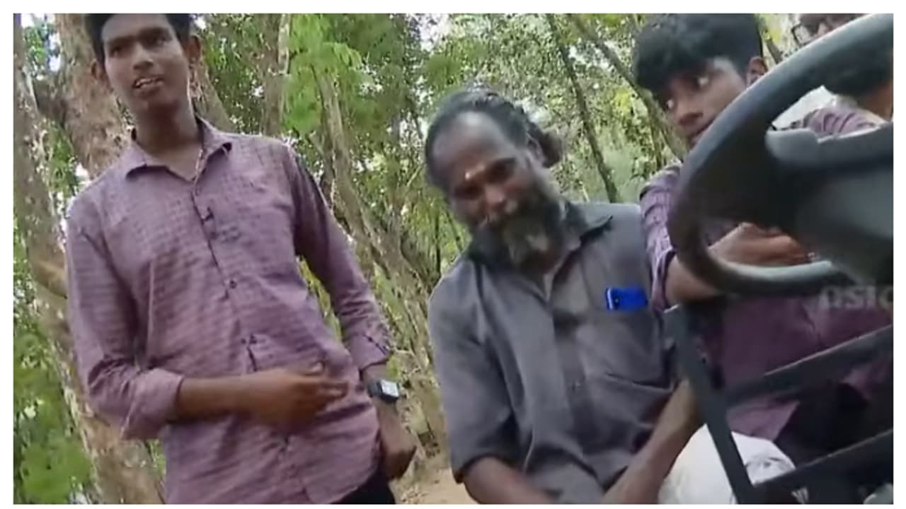 സൗരോർജത്തിൽ പ്രവർത്തിക്കുന്ന ഓട്ടോമാറ്റിക് കാർ നിർമിച്ച് പത്താം ക്ലാസുകാരൻ സൗരോർജത്തിൽ പ്രവർത്തിക്കുന്ന ഓട്ടോമാറ്റിക് കാർ നിർമിച്ച് പത്താം ക്ലാസുകാരൻ