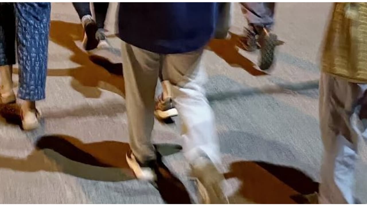 പെണ്ണുങ്ങളെ കൊണ്ട് ഇതൊന്നും പറ്റില്ലെന്ന് അയൽവാസി! രാത്രിയിൽ 4 ലക്ഷത്തിന്റെ ബെറ്റ്, നടന്ന് ജയിച്ച് സ്ത്രീകൾ പെണ്ണുങ്ങളെ കൊണ്ട് ഇതൊന്നും പറ്റില്ലെന്ന് അയൽവാസി! രാത്രിയിൽ 4 ലക്ഷത്തിന്റെ ബെറ്റ്, നടന്ന് ജയിച്ച് സ്ത്രീകൾ