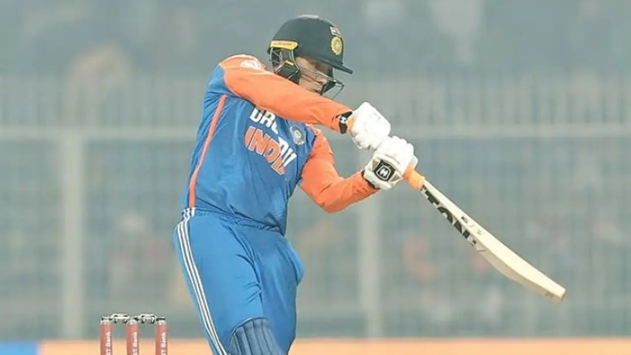 വാംഖഡെയില്‍ അഭിഷേകിന്റെ അഴിഞ്ഞാട്ടം! അതിവേഗ സെഞ്ചുറി, സഞ്ജു പിന്നിലായി; ഇന്ത്യക്ക് പവര്‍പ്ലേ റെക്കോഡ്