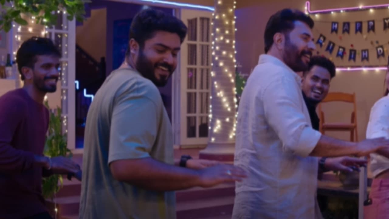 'എന്റെ പട്ടണത്തിൽ ഞാൻ തന്നെ ദാദാ'; ഗോകുലിനൊപ്പം സ്റ്റെപ്പിട്ട് മമ്മൂട്ടി; 'ഡൊമനിക്കി'ലെ ഗാനം എത്തി 'എന്റെ പട്ടണത്തിൽ ഞാൻ തന്നെ ദാദാ'; ഗോകുലിനൊപ്പം സ്റ്റെപ്പിട്ട് മമ്മൂട്ടി; 'ഡൊമനിക്കി'ലെ ഗാനം എത്തി