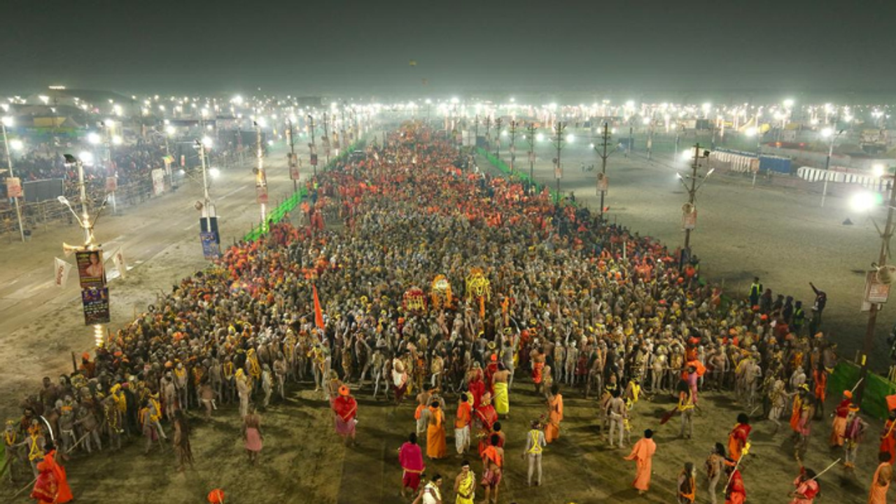 Australian couple takes holy dip in Triveni, extends best wishes to CM Yogi for world's largest event