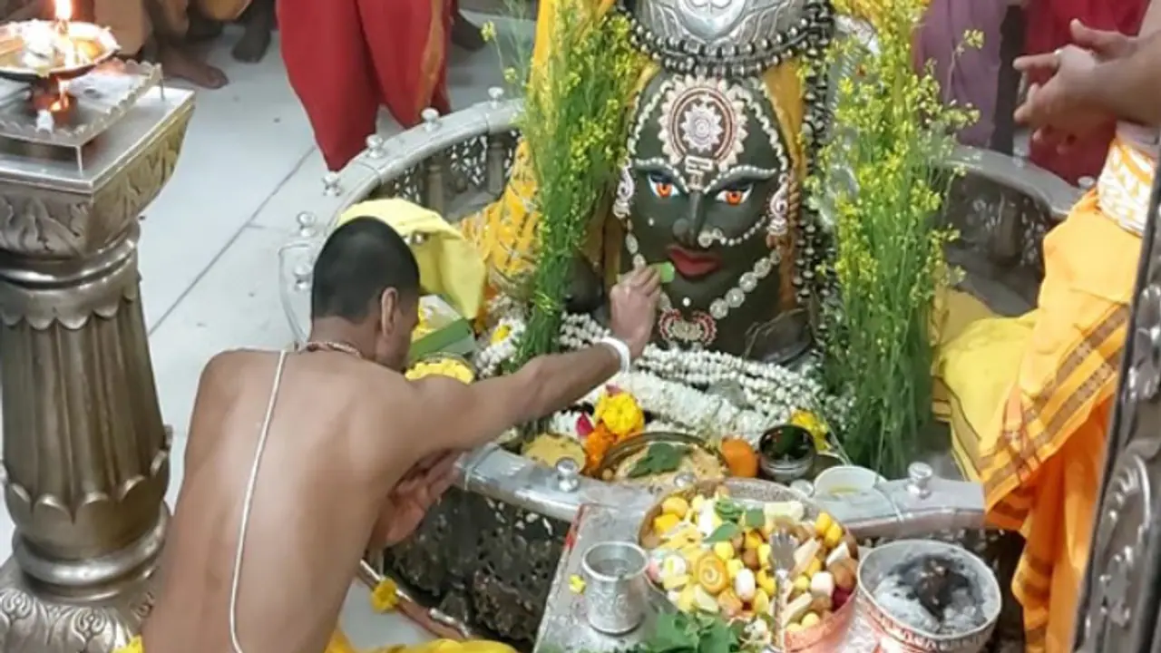 MP: Devotees throng Mahakaleshwar temple in Ujjain on Basant Panchami; special bhasma aarti performed MP: Devotees throng Mahakaleshwar temple in Ujjain on Basant Panchami; special bhasma aarti performed