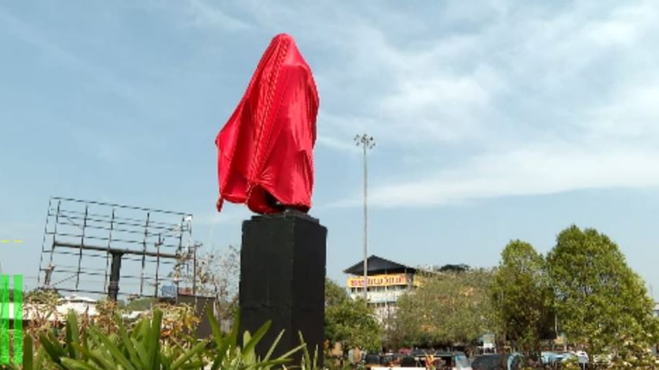 നഗരത്തിന്‍റെ ഒത്ത നടുവിൽ ചുവന്ന തുണി കൊണ്ട് മൂടിയങ്ങനെ നിൽക്കുകയാണ്, ഇനിയെന്ത്; ശക്തൻ തമ്പുരാന്‍റെ ഗതി!