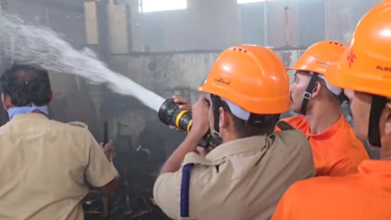 കോഴിക്കോട്ടെ കടയിൽ മാലിന്യം കൂട്ടിയിട്ട് കത്തിച്ചത് വിനയായി; തീപിടിച്ച് നശിച്ചത് നാല് ലക്ഷം രൂപയുടെ ഫര്ണിച്ചർ കോഴിക്കോട്ടെ കടയിൽ മാലിന്യം കൂട്ടിയിട്ട് കത്തിച്ചത് വിനയായി; തീപിടിച്ച് നശിച്ചത് നാല് ലക്ഷം രൂപയുടെ ഫര്ണിച്ചർ