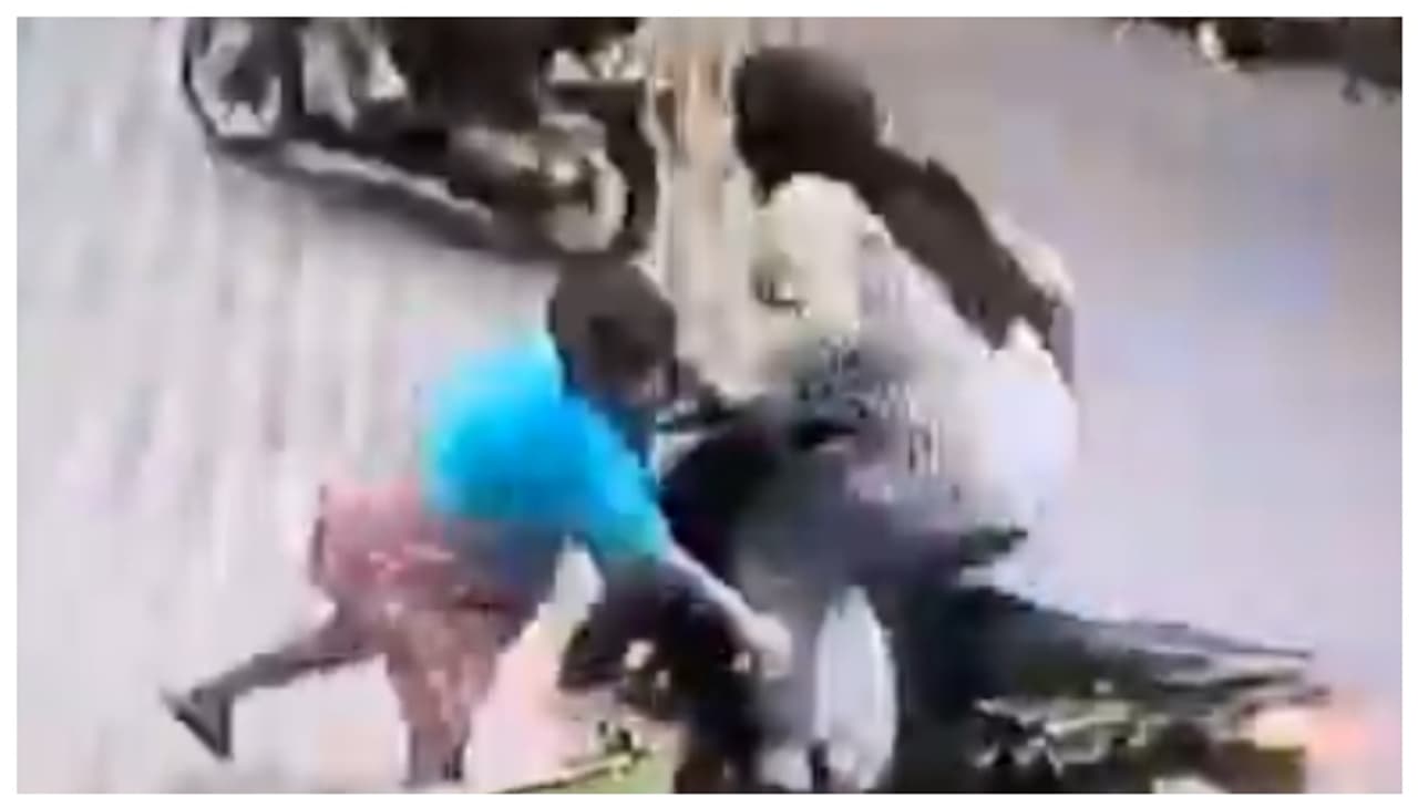 ആളുകളെന്താണ് ഇങ്ങനെ പെരുമാറുന്നത്? വഴിയാത്രക്കാരനെ ഇടിച്ചിട്ട് കടന്നുകളഞ്ഞ യുവതിയുടെ വീഡിയോ വൈറൽ 