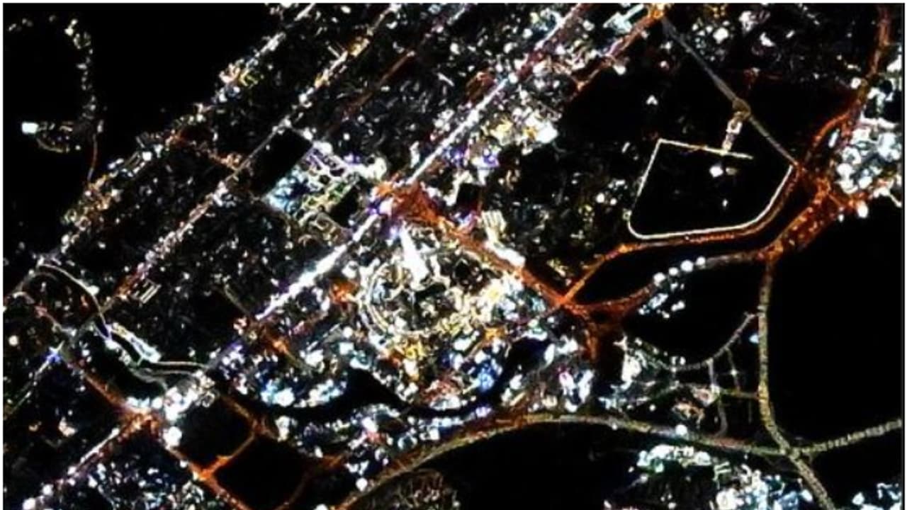 മാനത്ത് മിന്നും നക്ഷത്രങ്ങൾ അല്ല, വാനോളം ഉയർന്ന കെട്ടിടം; ഭൂമിയിൽ നിന്ന് 400 കിലോമീറ്റർ അകലെ ബുർജ് ഖലീഫ ഇങ്ങനെ മാനത്ത് മിന്നും നക്ഷത്രങ്ങൾ അല്ല, വാനോളം ഉയർന്ന കെട്ടിടം; ഭൂമിയിൽ നിന്ന് 400 കിലോമീറ്റർ അകലെ ബുർജ് ഖലീഫ ഇങ്ങനെ