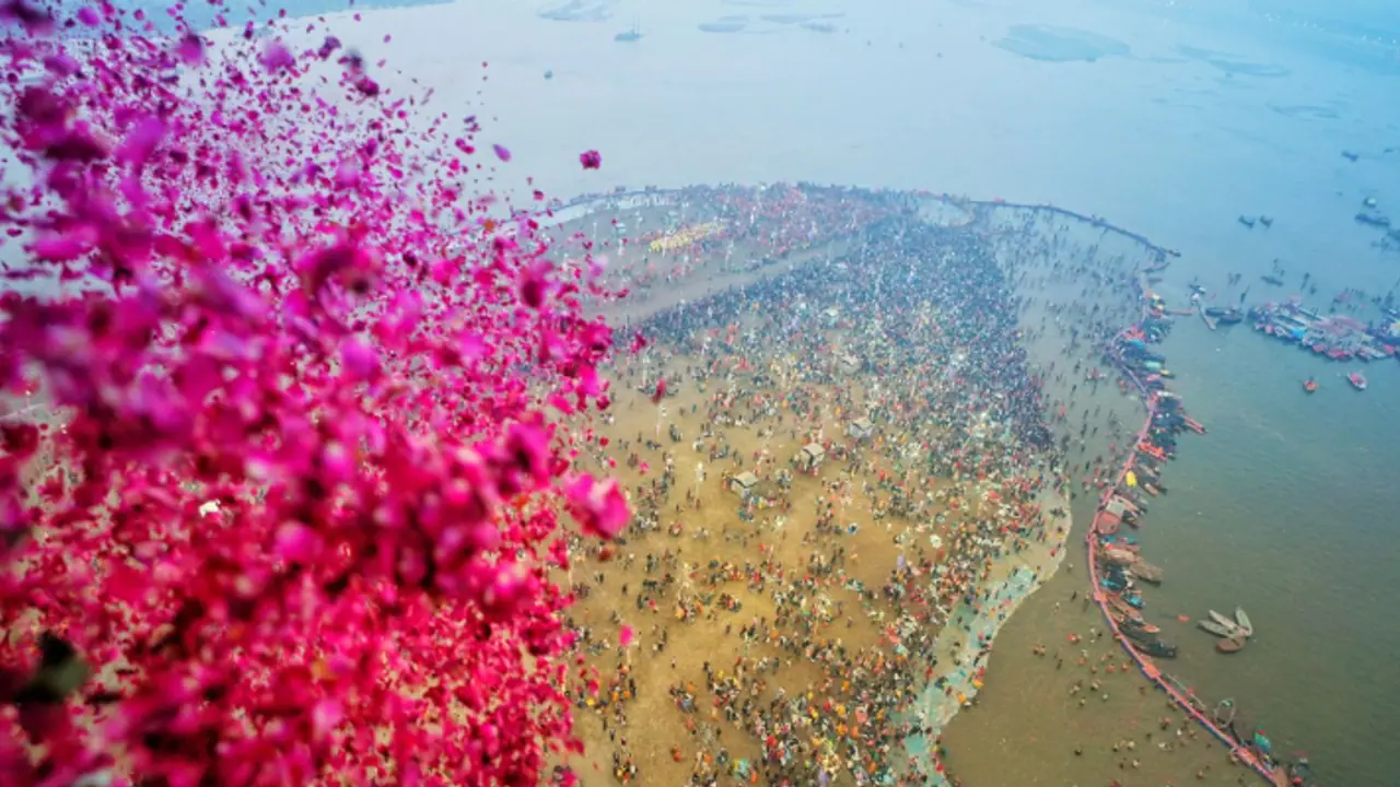 മഹാ കുംഭമേള; മാലിന്യ നീക്കത്തിന് ഹൈ ടെക്ക് ട്രാഷ് സ്കിമ്മർ മഹാ കുംഭമേള; മാലിന്യ നീക്കത്തിന് ഹൈ ടെക്ക് ട്രാഷ് സ്കിമ്മർ