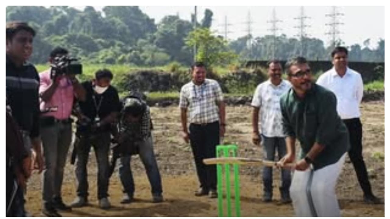 'അന്ന് മാലിന്യമല, ബ്രഹ്മപുരത്ത് ഇപ്പോൾ ക്രിക്കറ്റ് കളിക്കാം'; മേയർക്കും എംഎൽഎക്കുമൊപ്പം ബാറ്റെടുത്ത് മന്ത്രി 'അന്ന് മാലിന്യമല, ബ്രഹ്മപുരത്ത് ഇപ്പോൾ ക്രിക്കറ്റ് കളിക്കാം'; മേയർക്കും എംഎൽഎക്കുമൊപ്പം ബാറ്റെടുത്ത് മന്ത്രി
