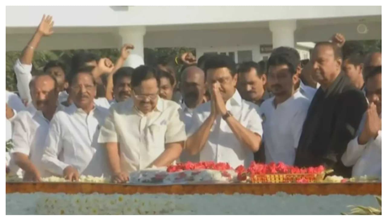 അണ്ണാദുരൈയുടെ ഓര്മ ദിനത്തിൽ ക്ഷേത്രങ്ങളില് സമൂഹവിരുന്ന്; സമാധാന റാലിയും സംഘടിപ്പിച്ച് സ്റ്റാലിന് അണ്ണാദുരൈയുടെ ഓര്മ ദിനത്തിൽ ക്ഷേത്രങ്ങളില് സമൂഹവിരുന്ന്; സമാധാന റാലിയും സംഘടിപ്പിച്ച് സ്റ്റാലിന്